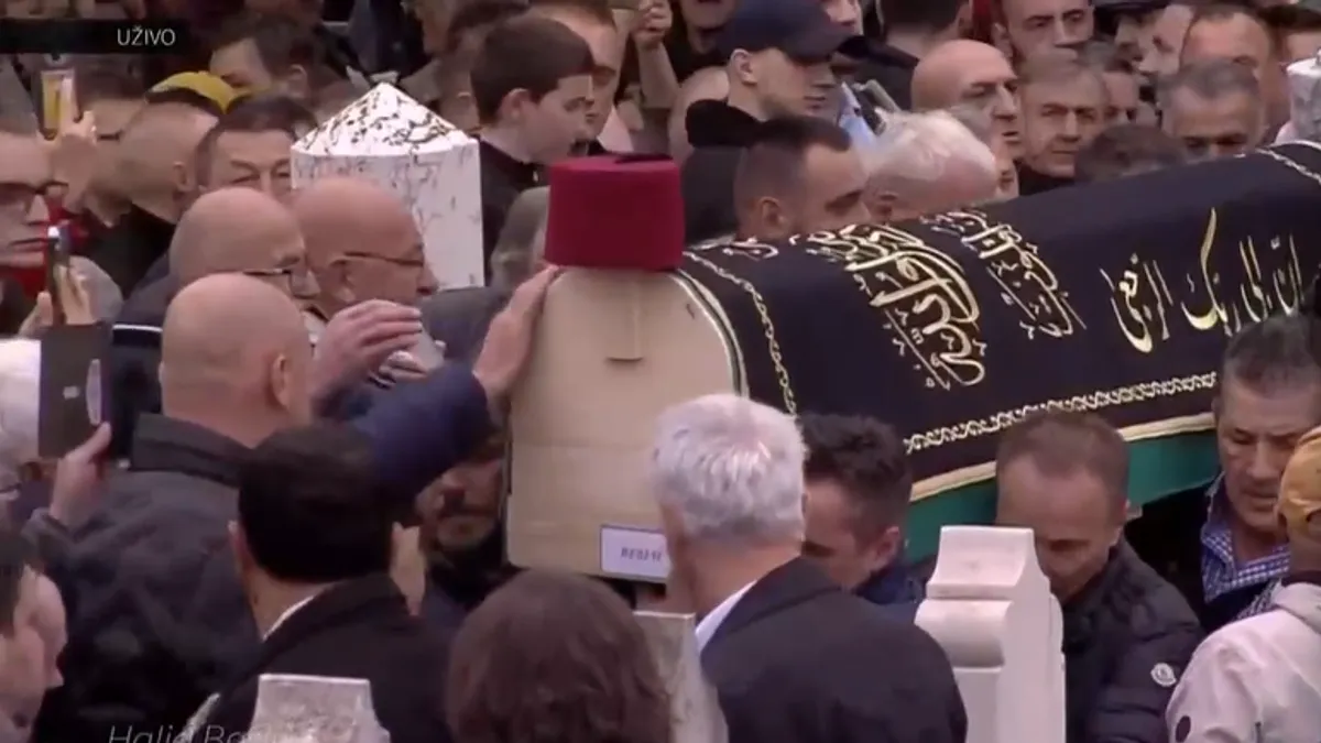 Suze idu niz lica brojnih prisutnih, a jecaji odjekuju grobljem.