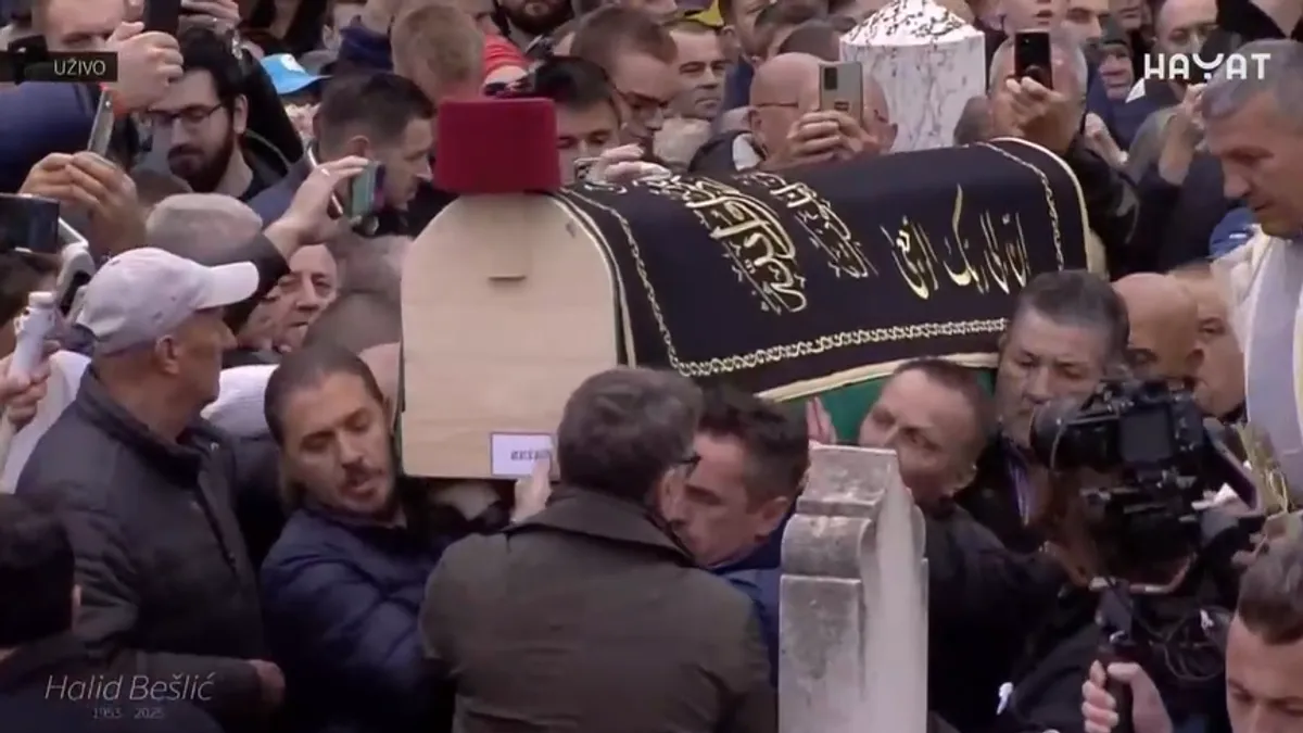 Suze idu niz lica brojnih prisutnih, a jecaji odjekuju grobljem.