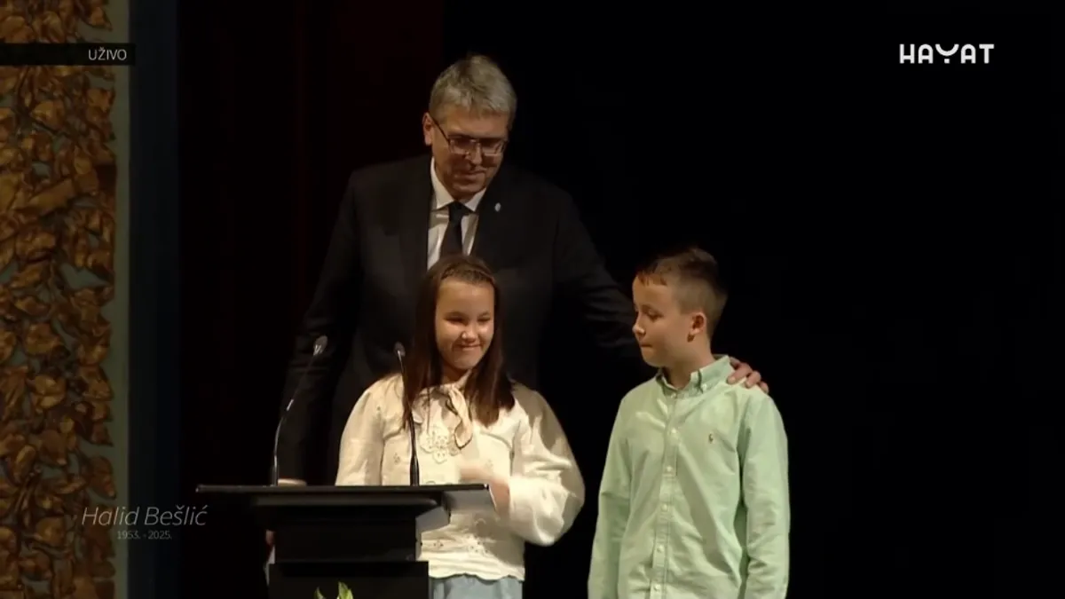 Prijatelji, kolege i porodica u suzama i dostojanstvu okupili su se da se posljednji put poklone čovjeku koji je svojim glasom znao utihnuti mase.