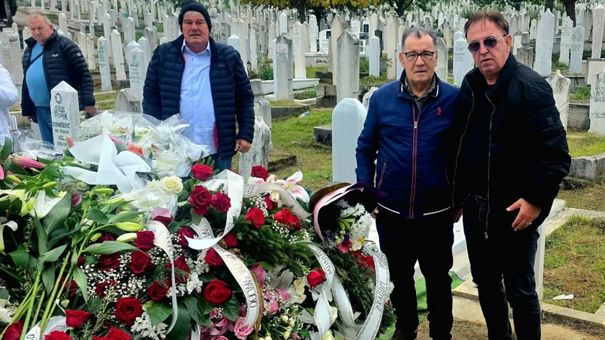 Dan poslije tišine, Gljiva na mezaru Halida Bešlića: Fatiha i cvijeće za velikog prijatelja