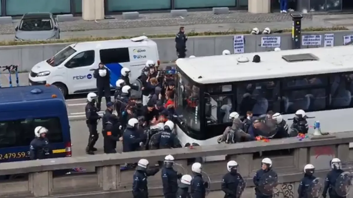 Na ulicama Brisela 150.000 ljudi: Gore kontejneri, policija bacila suzavac