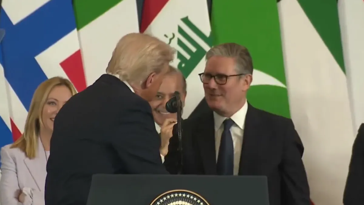 Neugodna scena u Egiptu: Trump pred svima 'spustio' britanskog premijera