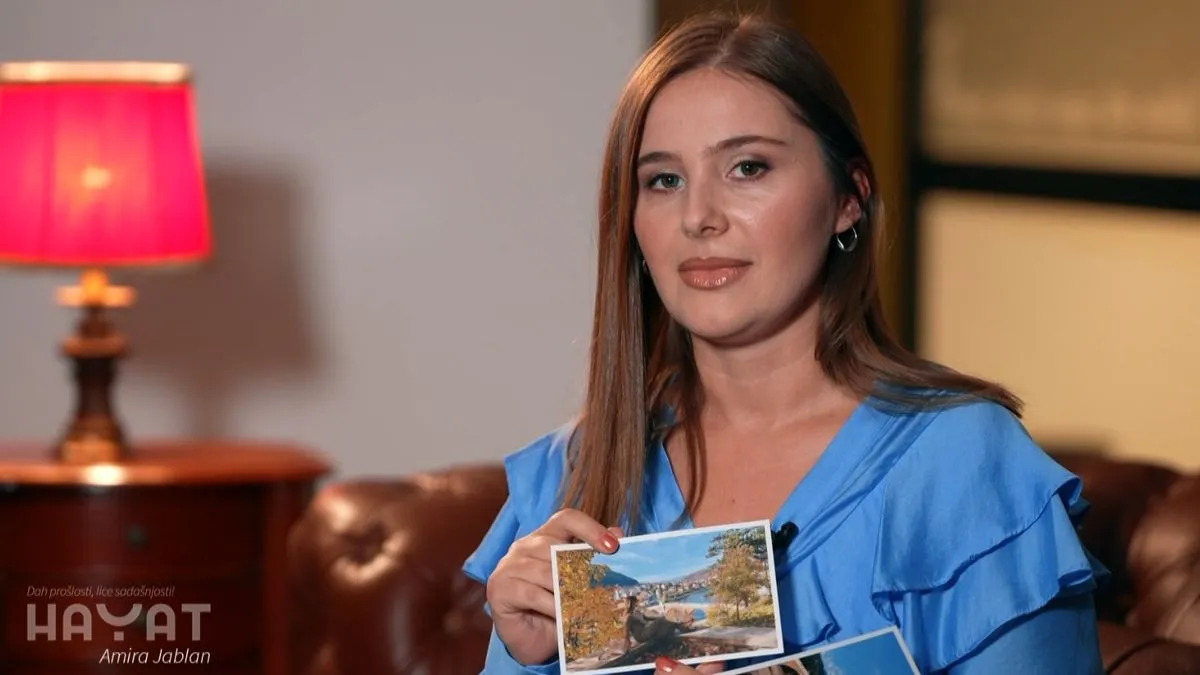 "Dah prošlosti, lice sadašnjosti" oslikava nekoliko fotografija iz života Amire Jablan, voditeljice Hayat TV-a koje je podijelila s nama