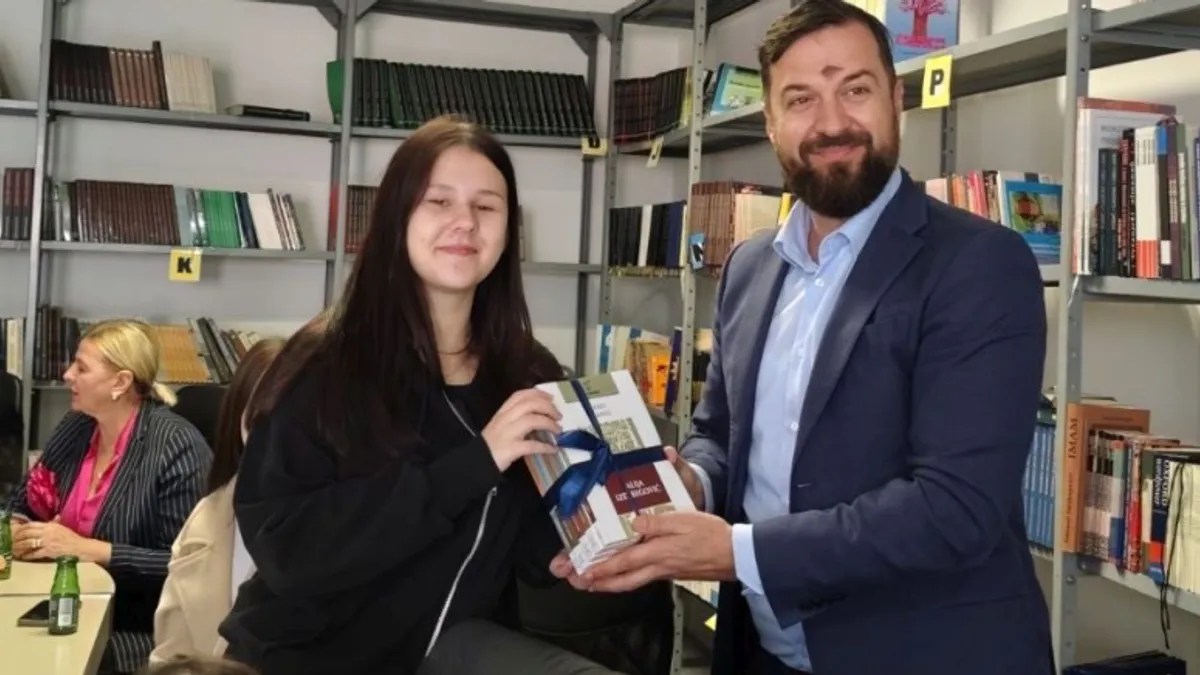 Druženje u povodu završetka projekta 'Suvenirnica': Učenici uručili suvenire ministru Mušiji
