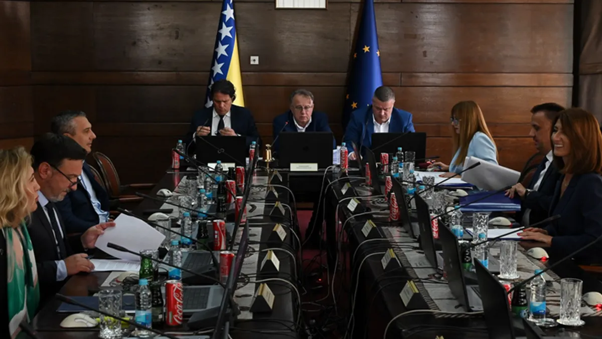 Za provođenje Odluke zadužuju se federalna ministarstva razvoja, poduzetništva i obrta i finansija, te Porezna uprava FBiH i Union banka, navode iz Vlade FBIH