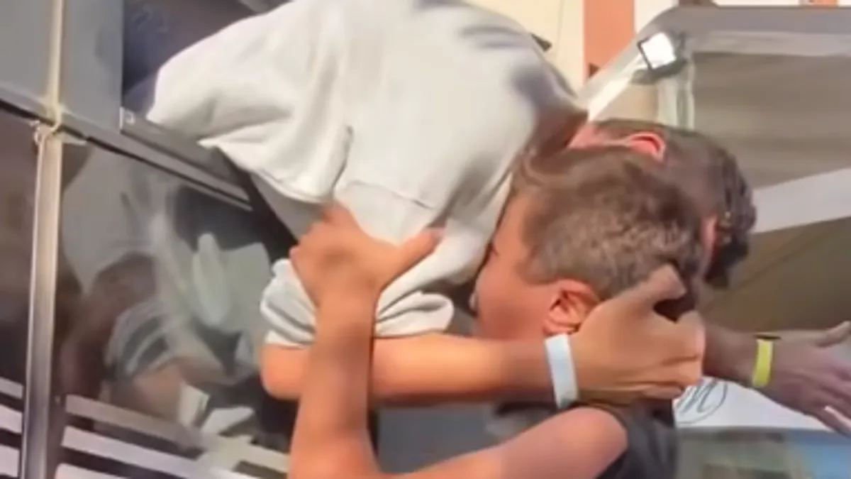 Hiljade ljudi okupile su se u Gazi kako bi vidjeli da li je među oslobođenima neko od njihovih najmilijih, a na društvenim mrežama se pojavio emotivan snimak