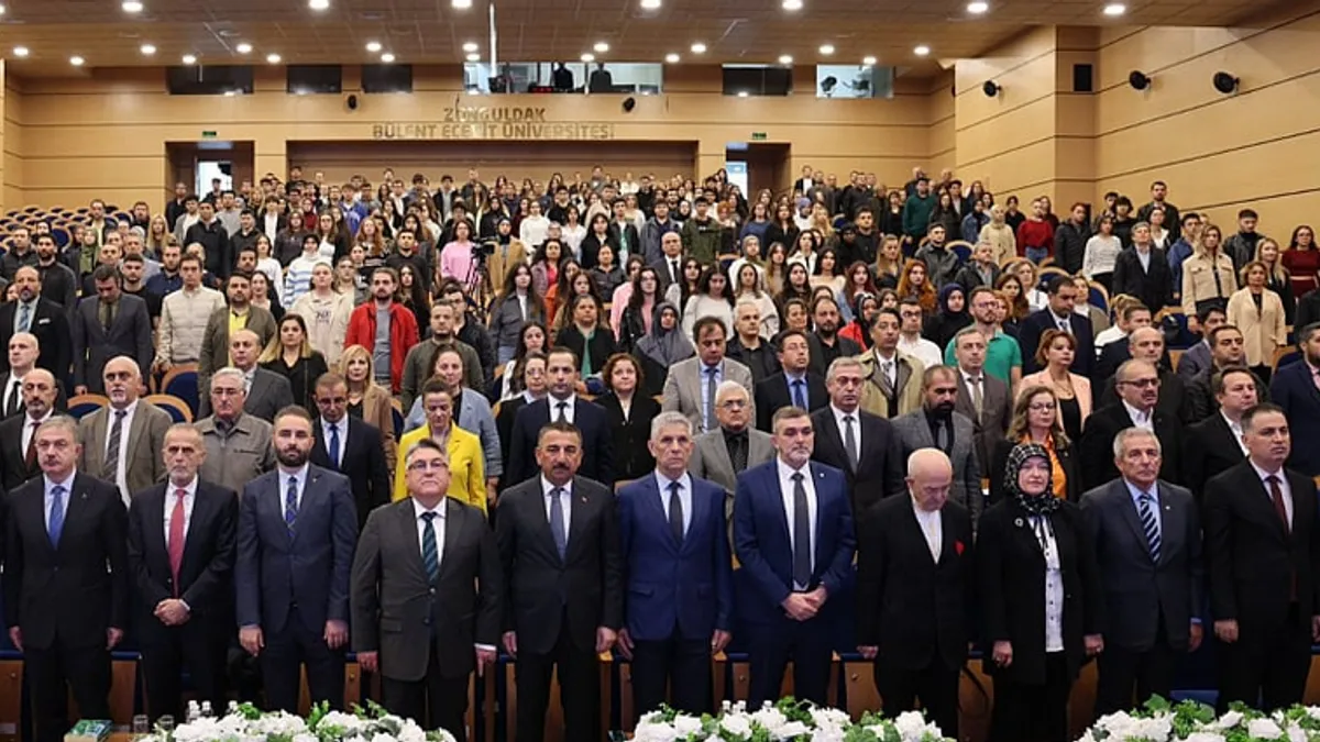 Karamanyol je prenio svoje vlastito iskustvo tokom perioda agresije na Bosnu i Hercegovinu, te svoje viđenje Alije Izetbegovića u prijelomnim trenucima