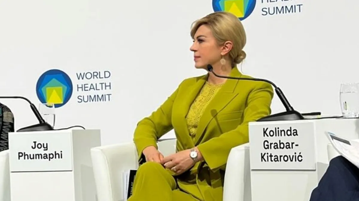 Kombinacija koja je istovremeno profinjena i trendi – dokaz da i na ozbiljnim međunarodnim događanjima ima mjesta za modnu igru