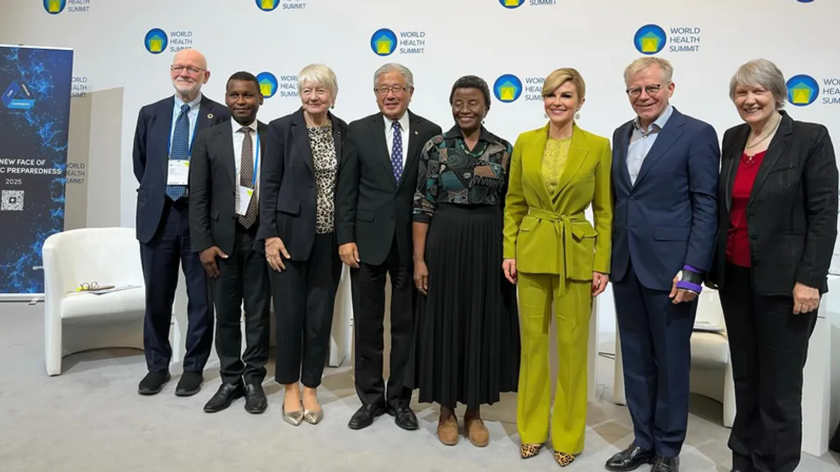 Kolinda se u Berlinu pojavila u zelenom odijelu i cipelama s leopard uzorkom