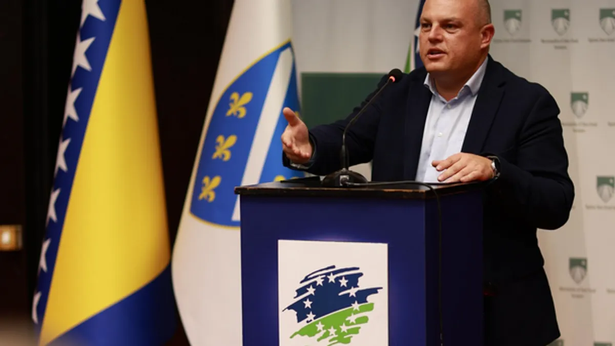 Sa skupa je odaslano niz poruka koje se tiču aktuelne političke situacije u zemlji, a posebno onima koji udaraju na državu Bosnu i Hercegovinu