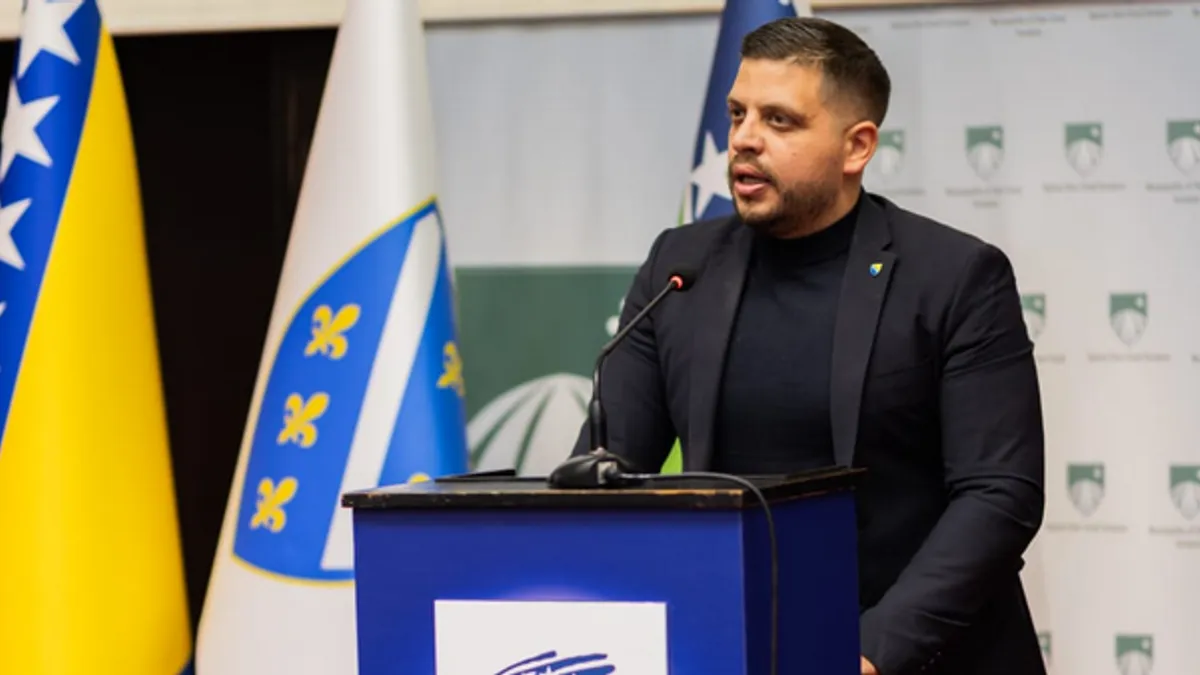 Sa skupa je odaslano niz poruka koje se tiču aktuelne političke situacije u zemlji, a posebno onima koji udaraju na državu Bosnu i Hercegovinu