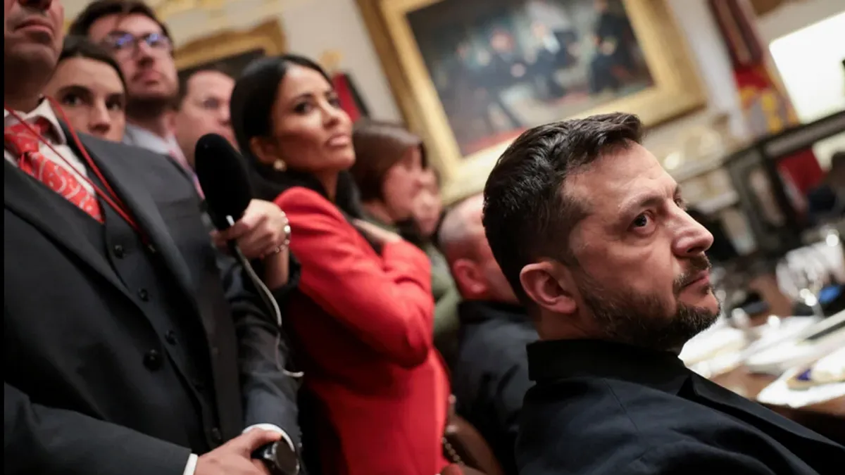 Zelenski na sastanku nije nosio klasično odijelo, ali je obukao sako preko jedne od svojih prepoznatljivih tamnih majica.