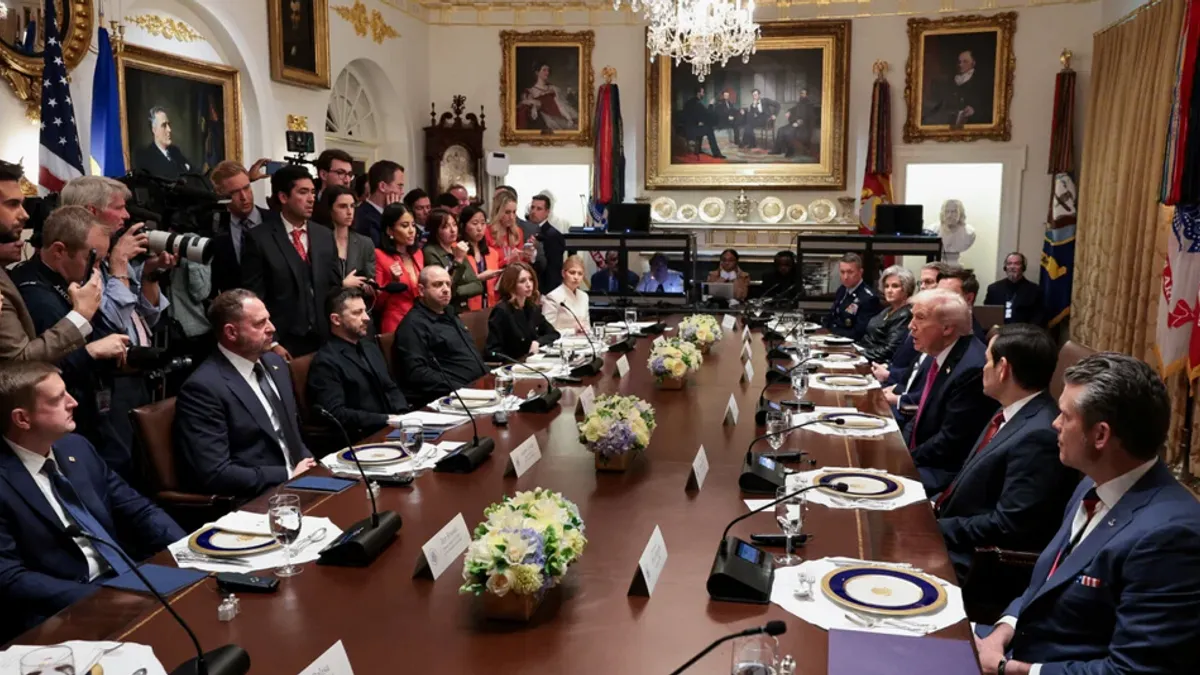 Zelenski na sastanku nije nosio klasično odijelo, ali je obukao sako preko jedne od svojih prepoznatljivih tamnih majica.