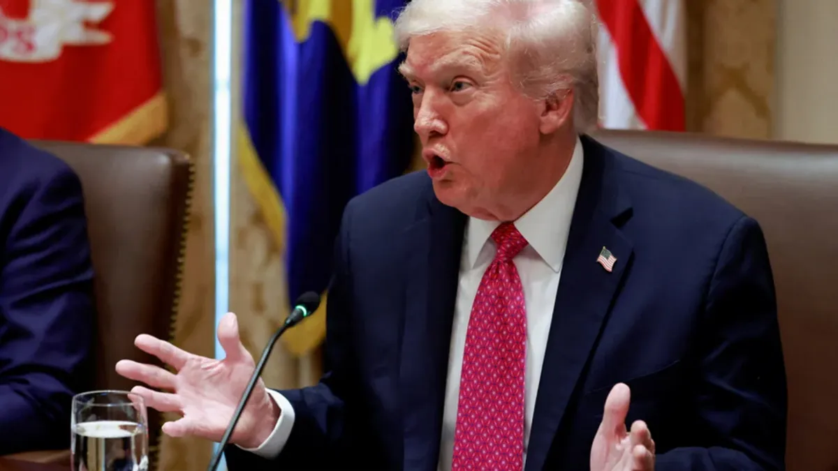 Zelenski na sastanku nije nosio klasično odijelo, ali je obukao sako preko jedne od svojih prepoznatljivih tamnih majica.