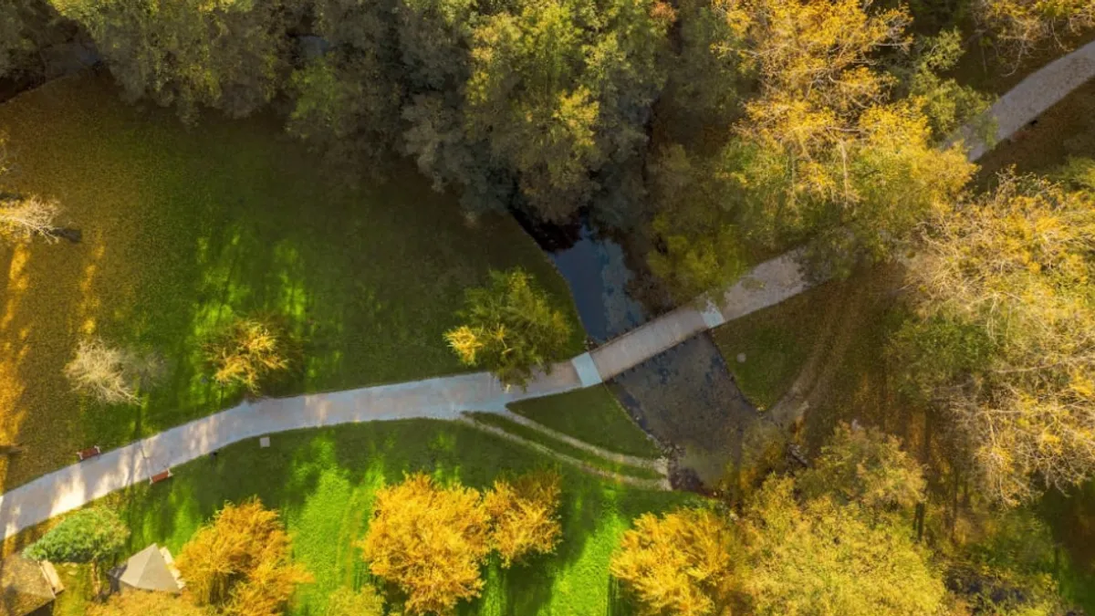 Kada oktobar zakuca na vrata, Vrelo Bosne se budi u novom, spektakularnom ruhu, pretvarajući se u jedno od najljepših mjesta u Bosni i Hercegovini. 