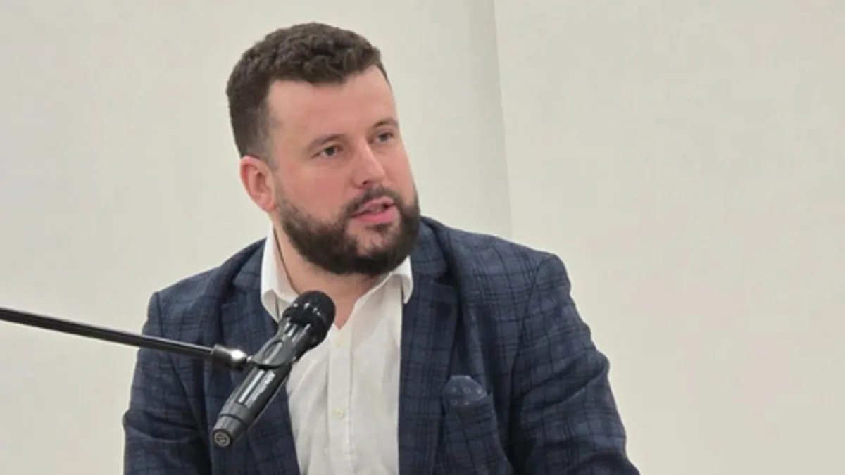 On, slijep od rođenja, samostalno putuje svijetom, tečno govori arapski, oženjen je i ima kćerkicu