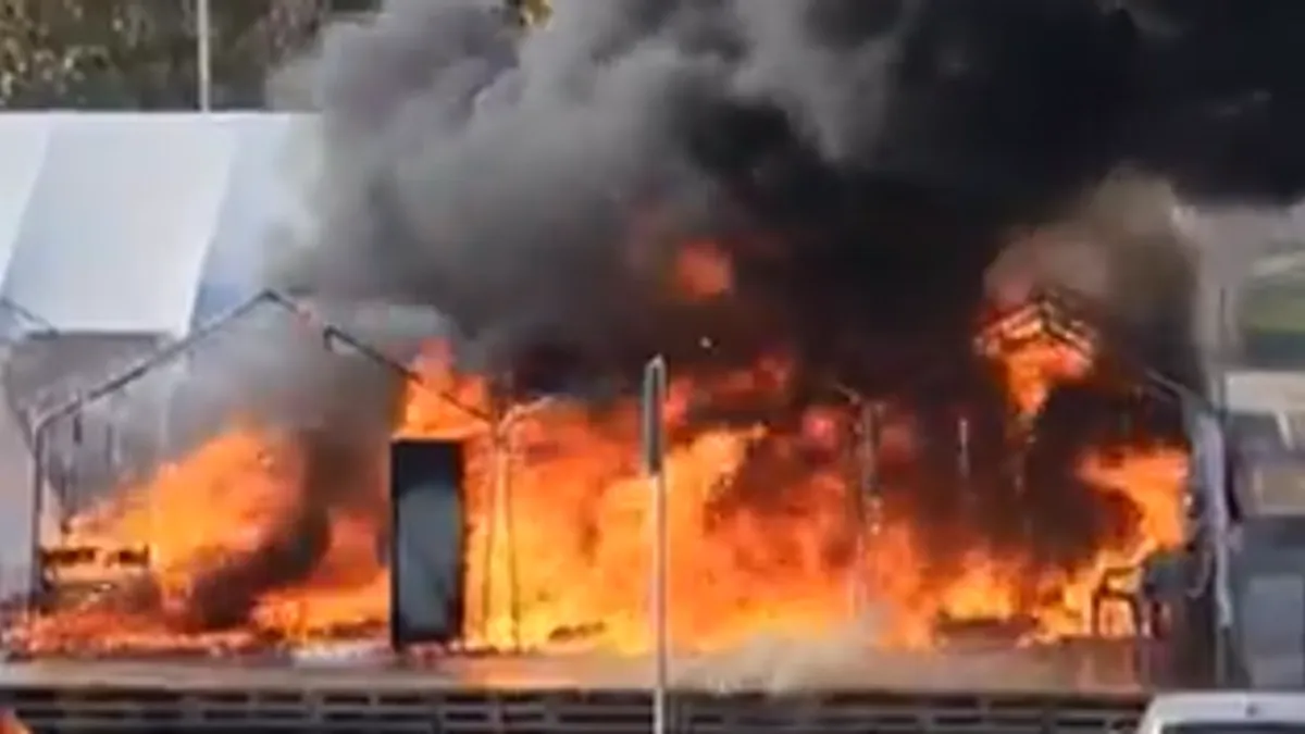 Uzrok požara još nije utvrđen, a policija provodi uviđaj i prikuplja informacije o okolnostima koje su dovele do incidenta.