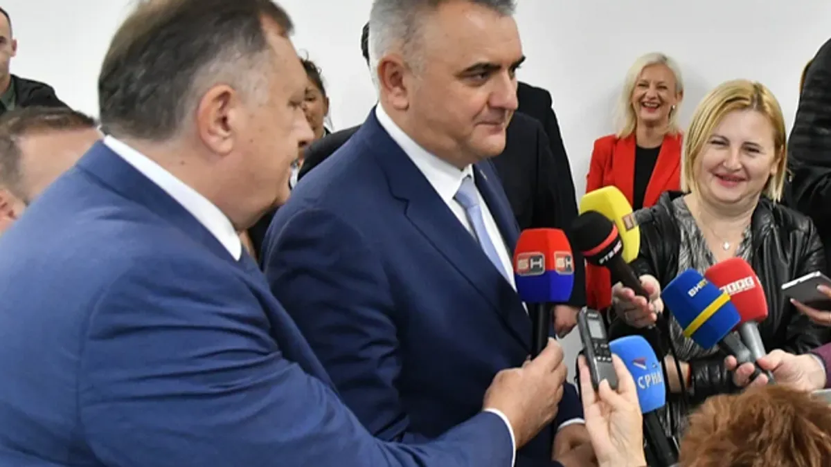 Minić je scenu prokomentarisao na društvenim mrežama, uz objavljenu fotografiju Dodika u neformalnoj "novinarskoj ulozi".