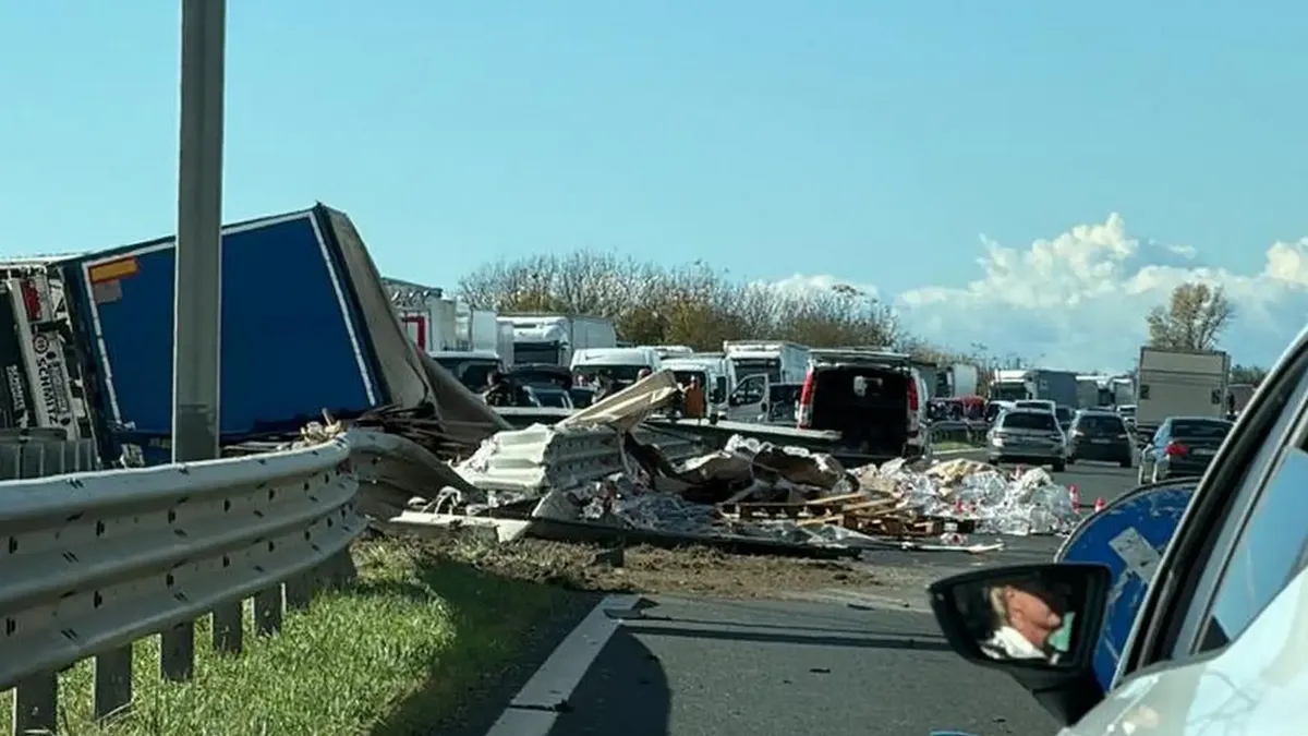Do nesreće je došlo kada se teretno vozilo prevrnulo i prešlo na drugu traku, gdje je došlo do sudara s osobnim automobilom, naveli su vatrogasci.