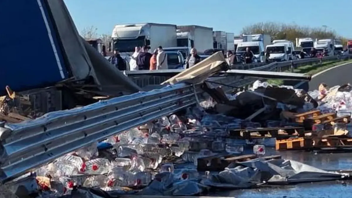 Prevrnuo se kamion: Flaše zatrpale cestu, velike gužve u saobraćaju