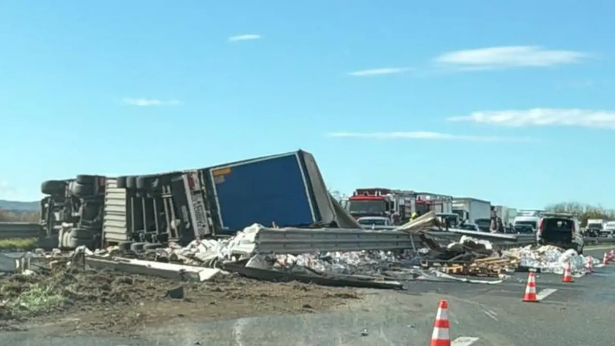 Do nesreće je došlo kada se teretno vozilo prevrnulo i prešlo na drugu traku, gdje je došlo do sudara s osobnim automobilom, naveli su vatrogasci.