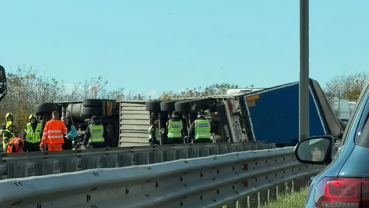 Do nesreće je došlo kada se teretno vozilo prevrnulo i prešlo na drugu traku, gdje je došlo do sudara s osobnim automobilom, naveli su vatrogasci.