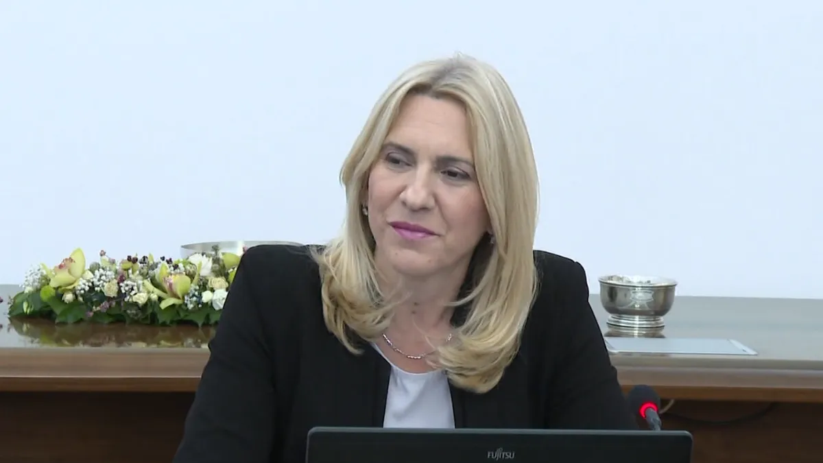 Paradoksalno je i to da ona poziva na borbu protiv globalista i govori o ovom izborima kao o nastavku borbe protiv nametnutih Schmidtovih odluka, kaže Grahovac