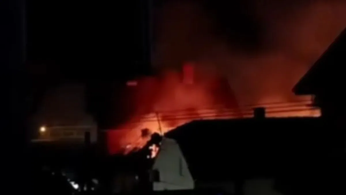 Mještani, kako piše u objavi na društvenim mrežama, navode da je vatra potpuno zahvatila objekat