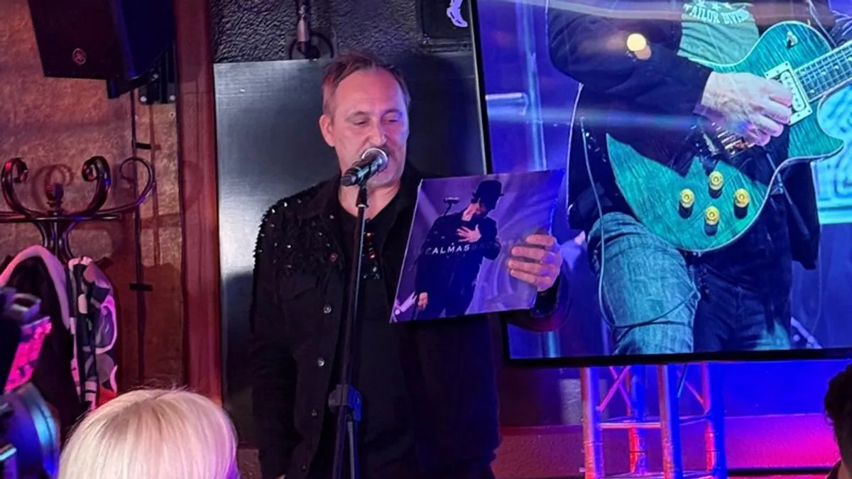 Ploča simbolično zatvara i otvara jedan novi muzički krug u Almasovom stvaralaštvu