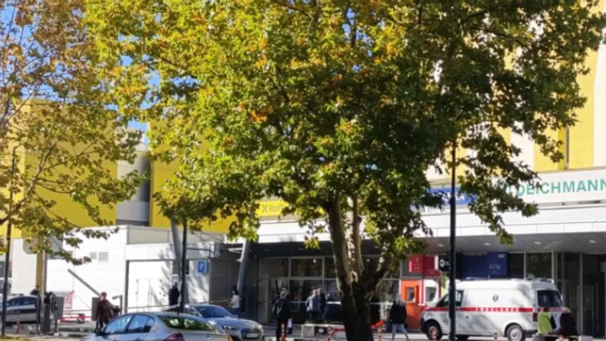 Oglasilli su se i iz Tužilaštva TK navodeći da je u nesreći u teretnom liftu, na platformi za prevoz tereta, smrtno stradala jedna osoba