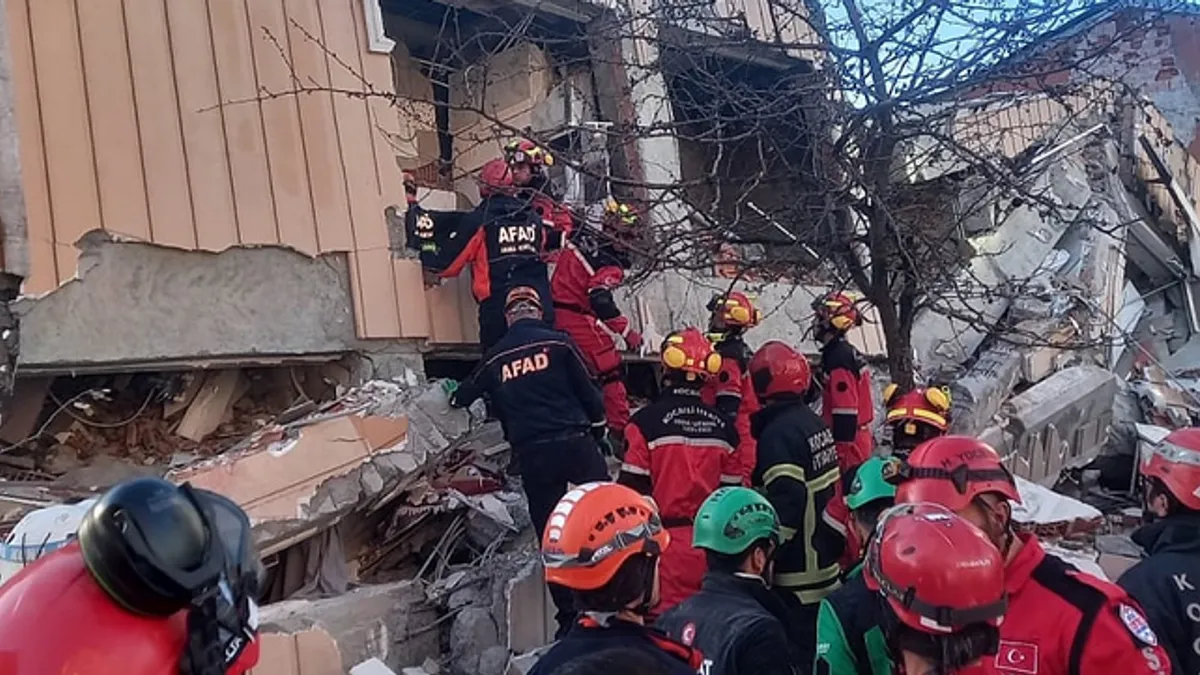 Zvaničnici su rekli da su strukture koje su se srušile već bile nenaseljene zbog ranije štete od potresa 