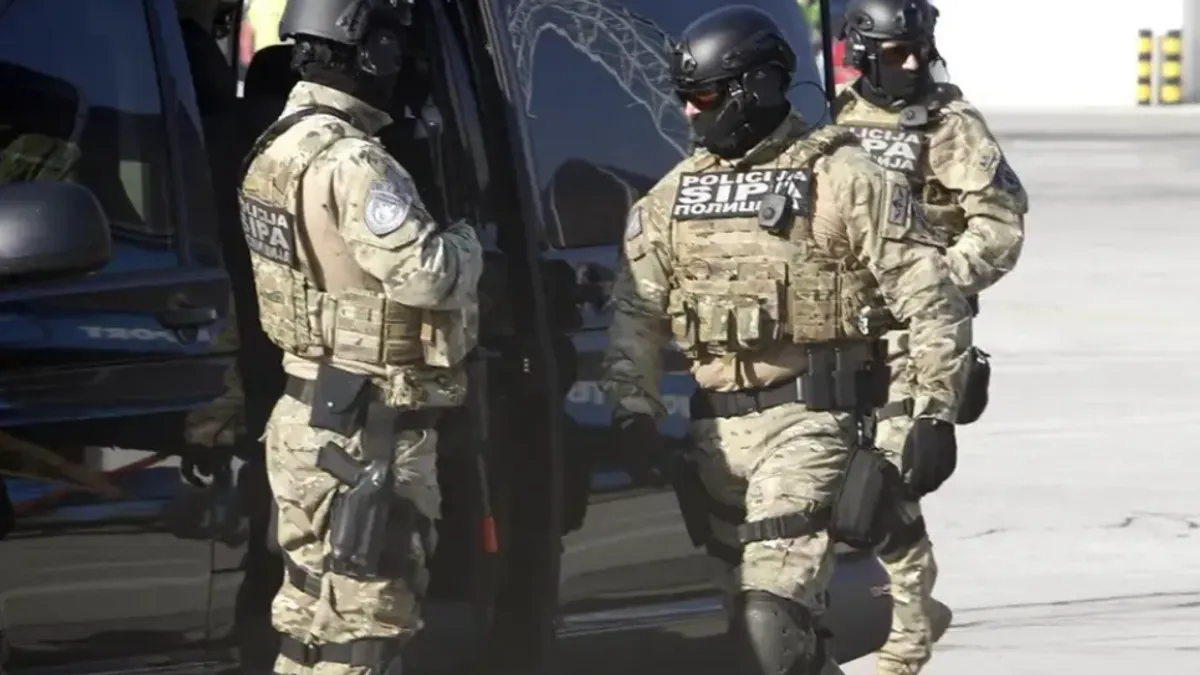 Potjernicu je raspisao NCB Interpol Zagreb radi krivičnog gonjenja za krivična djela “Kriminalno udruživanje” i “Počinjenje krivičnog djela kao član kriminalne grupe”