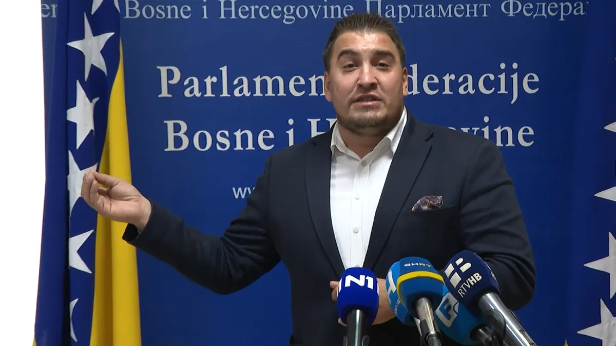 Vaša televizija u svom nazivu ima presuđeni udruženi zločinački poduhvat, i vi nemate moralni kredibilitet da o bilo čemu govorite - poručio je Zahiragić novinarki.