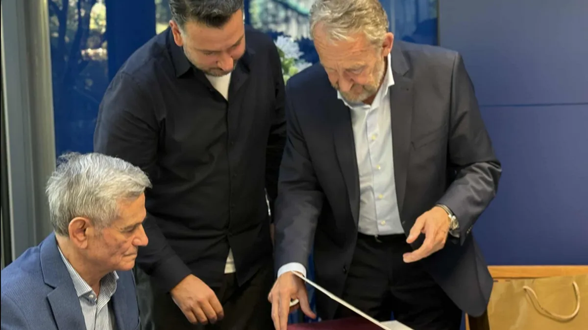 Emir Mejremić dobio poseban poklon od Bakira Izetbegovića na susretu u Fondaciji 'Alija Izetbegović'