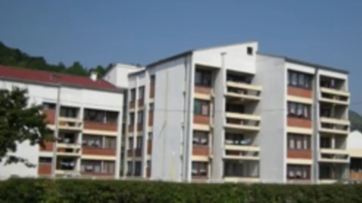 U ovoj akciji je uhapšeno osam osoba, a među njima i četiri policajca koji su vrbovali, navodili i prevozili na različite lokacija na području Kalesije, Živinica i Srebrenika