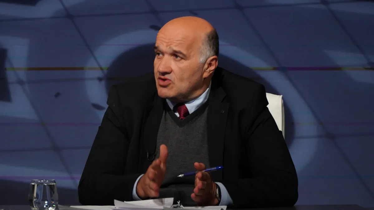 Brojne reakcije različitih zvaničnika, posebno 'Trojke' izazvale su riječi reisu-l- uleme Husein efendije Kavazovića povodom slučaja 'Respiratori' i presude Fadilu Novaliću.