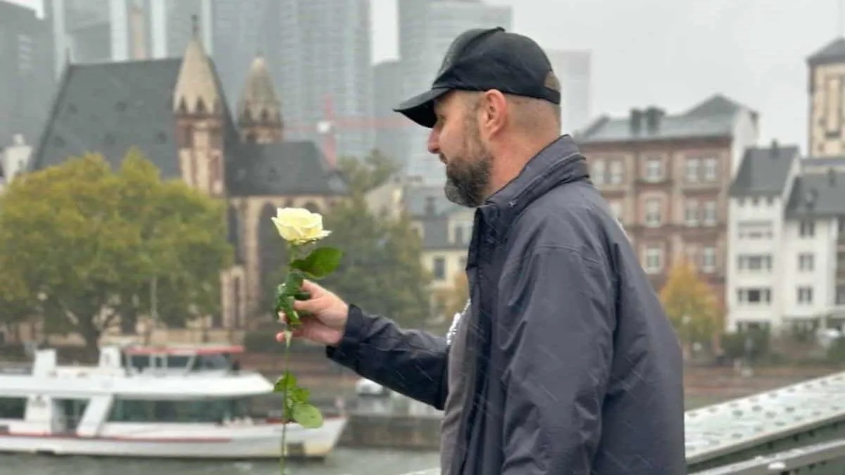 Dok plove rijekama i morima svijeta bijele ruže sa sobom će nositi sjećanje na Srebrenicu