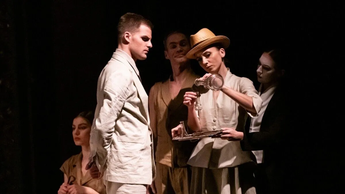 Ova baletna interpretacija kultnog Sidranovog teksta donosi novo, savremeno čitanje priče koja je duboko ukorijenjena u kolektivno pamćenje.