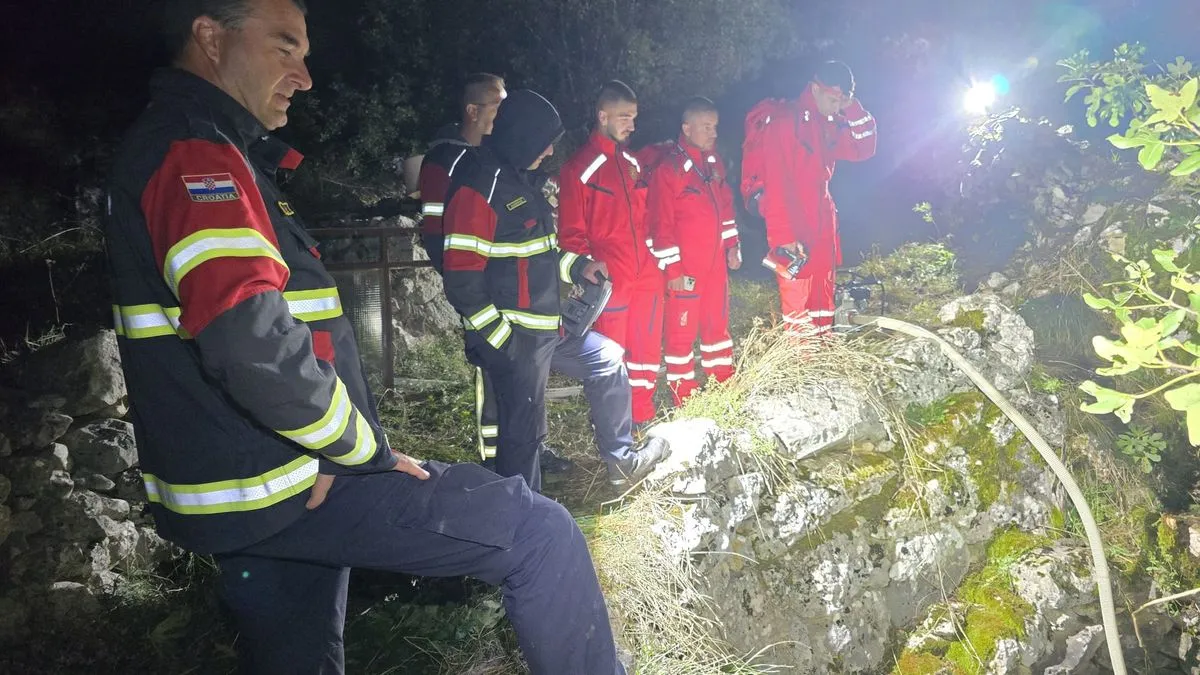 Tačno u ponoć, u 00:00, intervencija je uspješno završena – krava je izvučena iz bunara bez povreda.