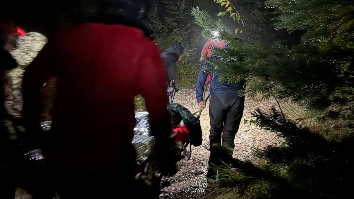 Uprkos nepristupačnom terenu, spasioci su uspjeli doći do čovjeka, pružiti mu prvu medicinsku pomoć