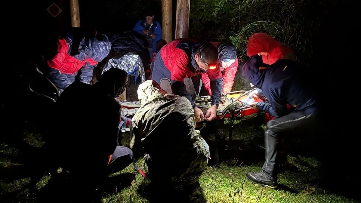 Uprkos nepristupačnom terenu, spasioci su uspjeli doći do čovjeka, pružiti mu prvu medicinsku pomoć