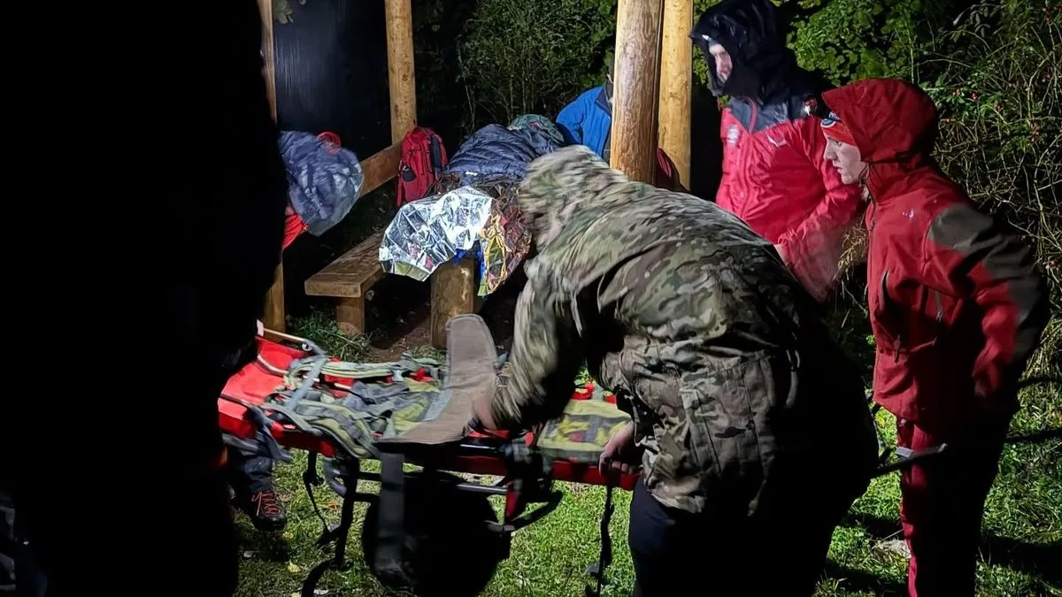 Uprkos nepristupačnom terenu, spasioci su uspjeli doći do čovjeka, pružiti mu prvu medicinsku pomoć