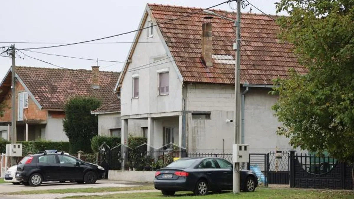 Svetlana Đokić ubijena je jučer u porodičnoj kući u Boljevcima kod Surčina (Srbija), a za zločin je osumnjičen njen suprug Zlatko Đokić koji se i dalje nalazi u bjekstvu.