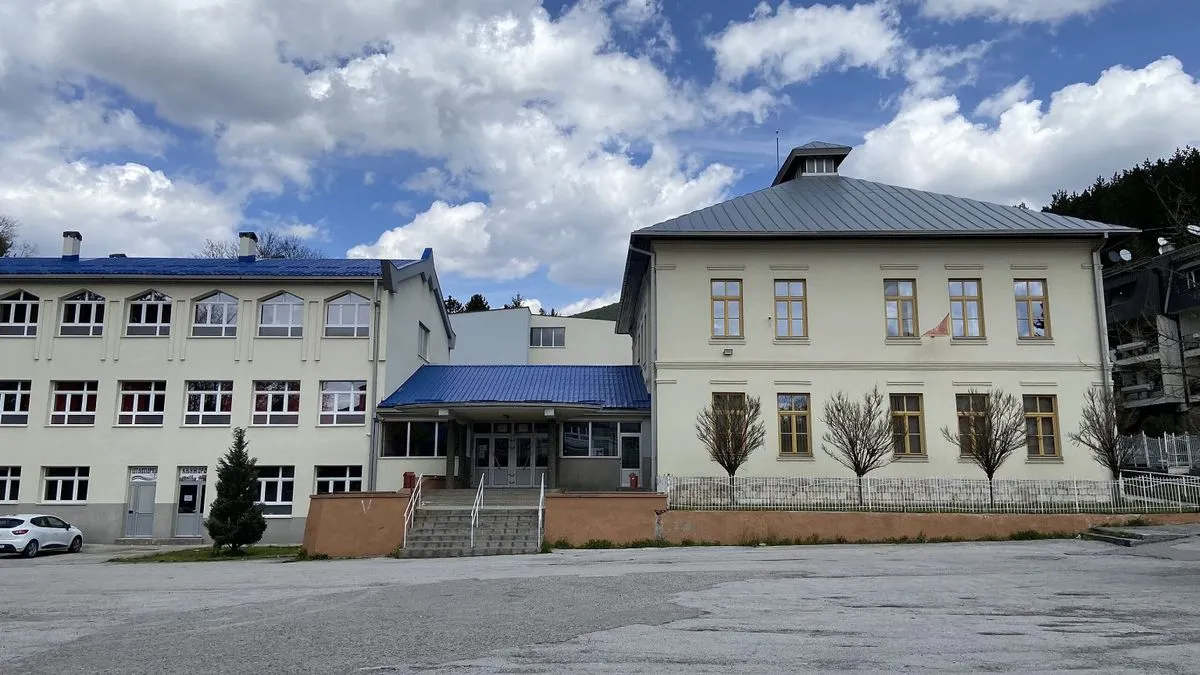 Sjednici je prisustvovalo 106 od ukupno 121 profesora škole, a odluka o isključenju donesena je jednoglasno