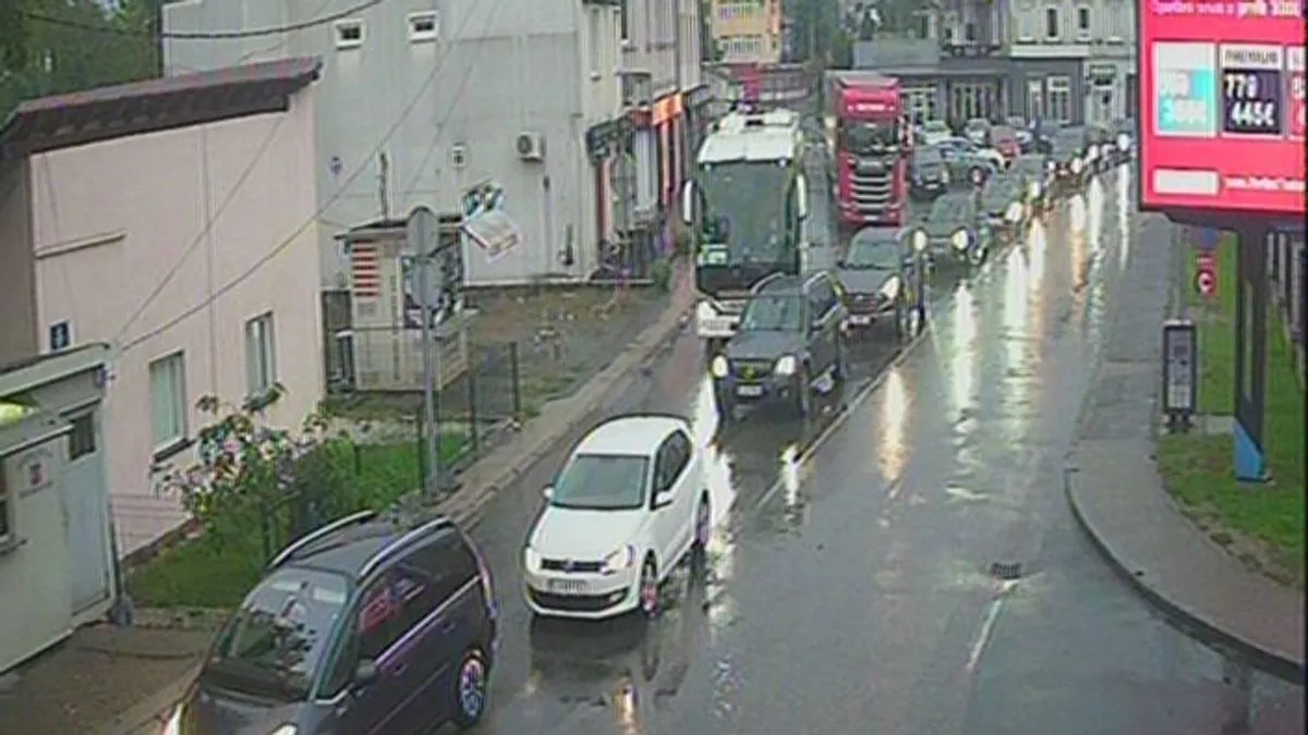 U većem dijelu zemlje kolovoz je mokar ili vlažan, pa se vozačima savjetuje povećan oprez.