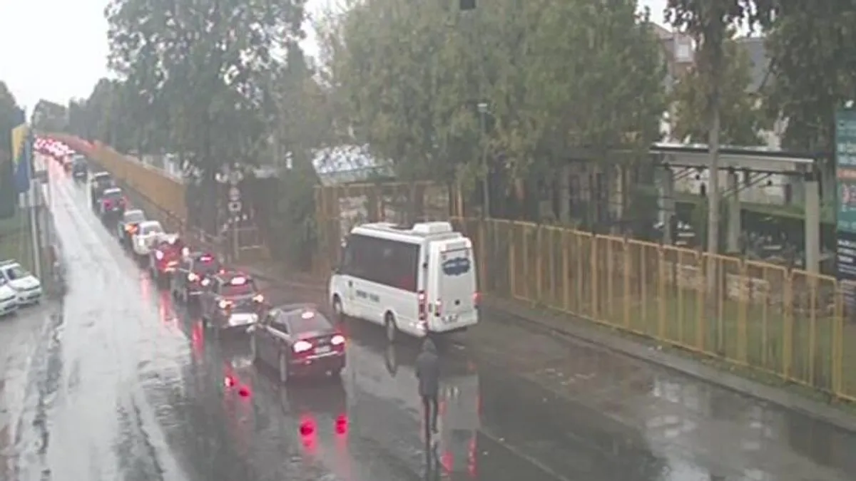 U većem dijelu zemlje kolovoz je mokar ili vlažan, pa se vozačima savjetuje povećan oprez.