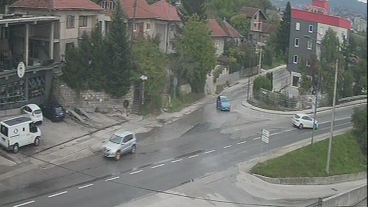 U većem dijelu zemlje kolovoz je mokar ili vlažan, pa se vozačima savjetuje povećan oprez.