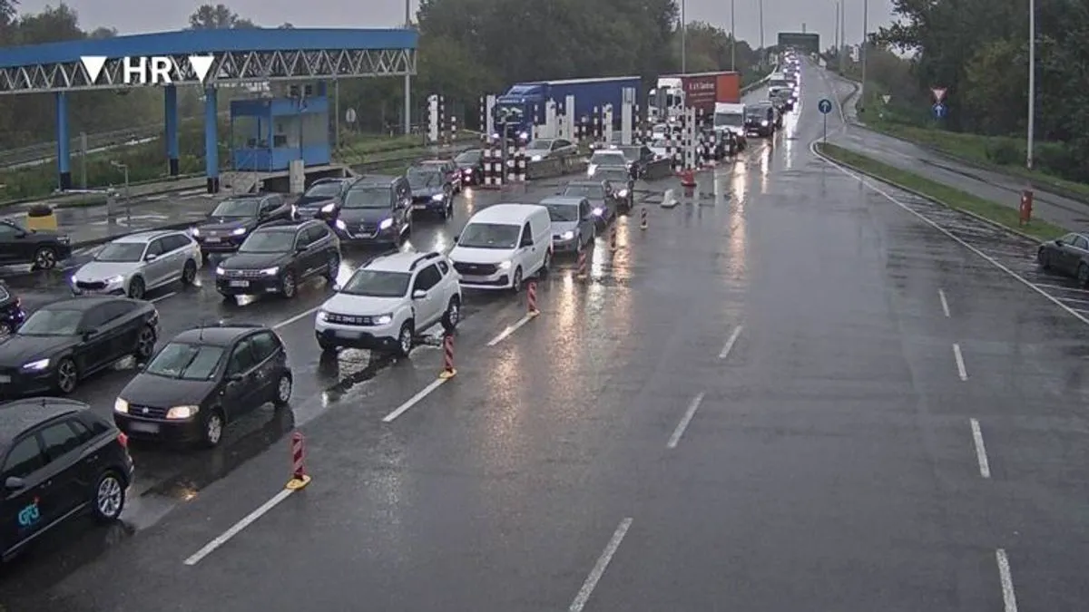 U većem dijelu zemlje kolovoz je mokar ili vlažan, pa se vozačima savjetuje povećan oprez.