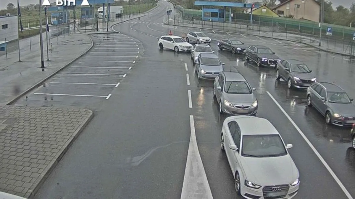 U većem dijelu zemlje kolovoz je mokar ili vlažan, pa se vozačima savjetuje povećan oprez.