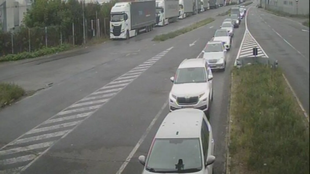 U većem dijelu zemlje kolovoz je mokar ili vlažan, pa se vozačima savjetuje povećan oprez.